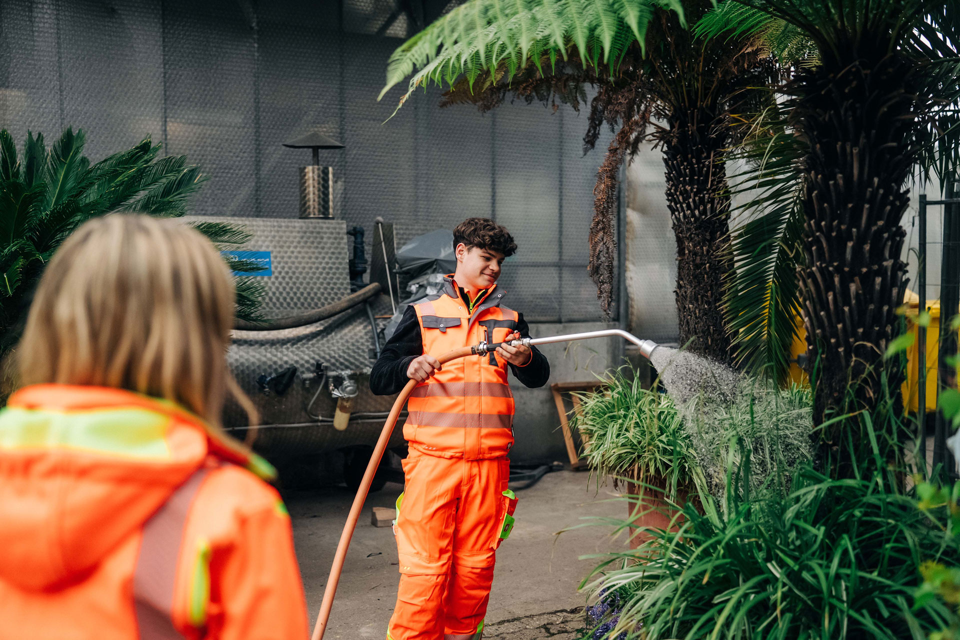 Jochen gießt in der Stadtgärtnerei eine Palme