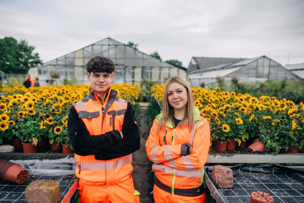 Jochen und Marie vor dem Gewaechshaus