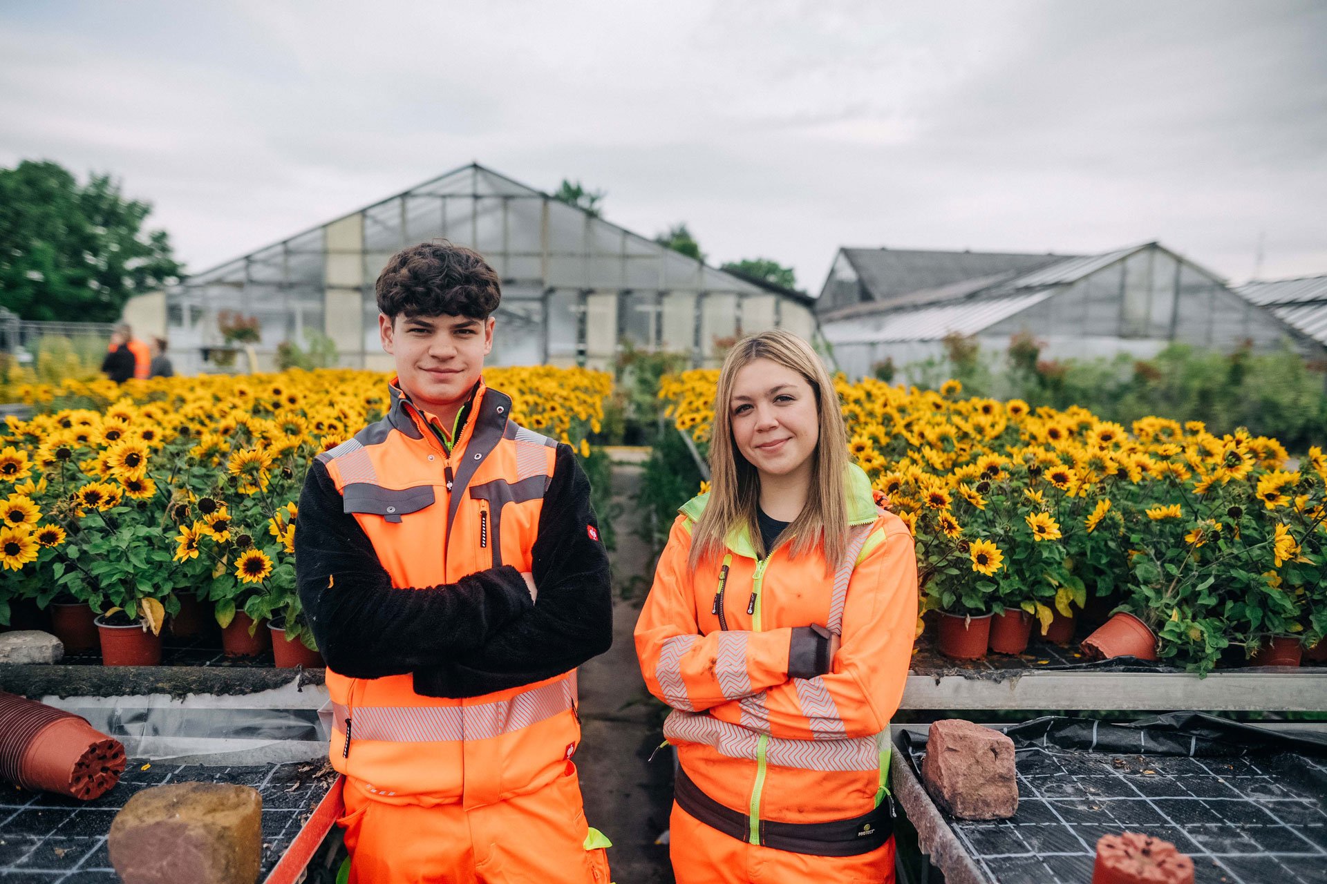 Jochen und Marie vor dem Gewaechshaus