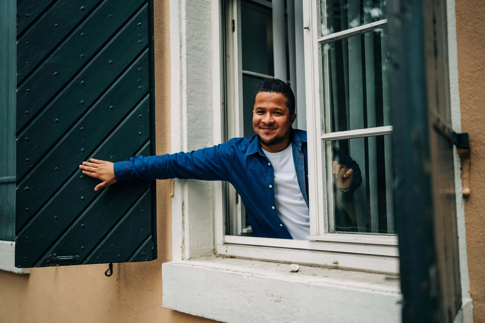 Chian Kara öffnet im Bürgeramt die Fensterläden