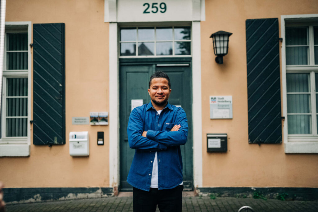 Chian Kara vor dem Bürgeramt in Wieblingen