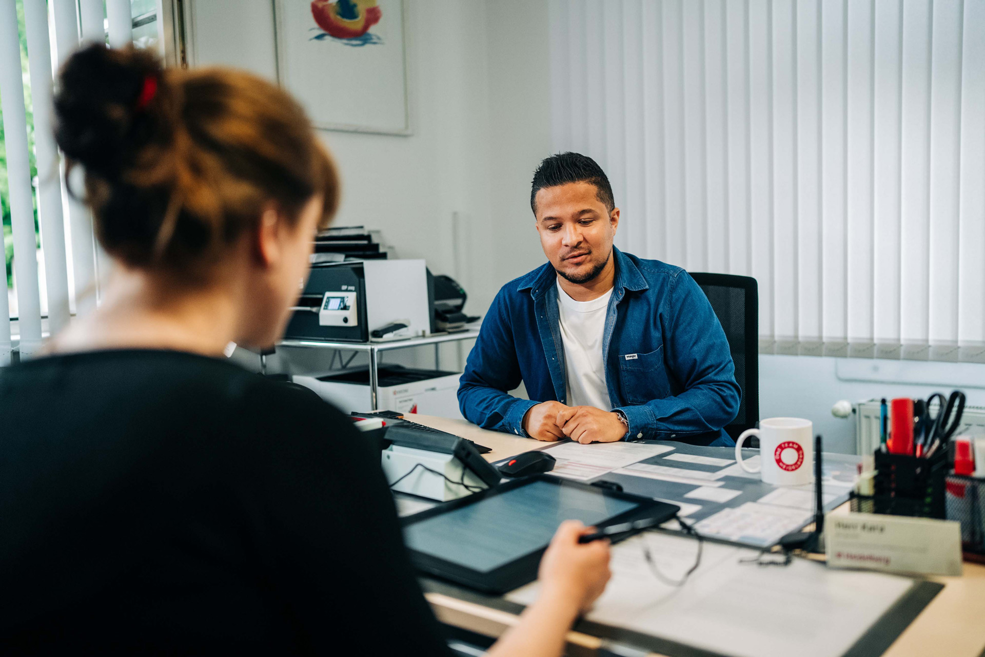 Chian Kara bearbeitet ein Anliegen einer Bürgerin