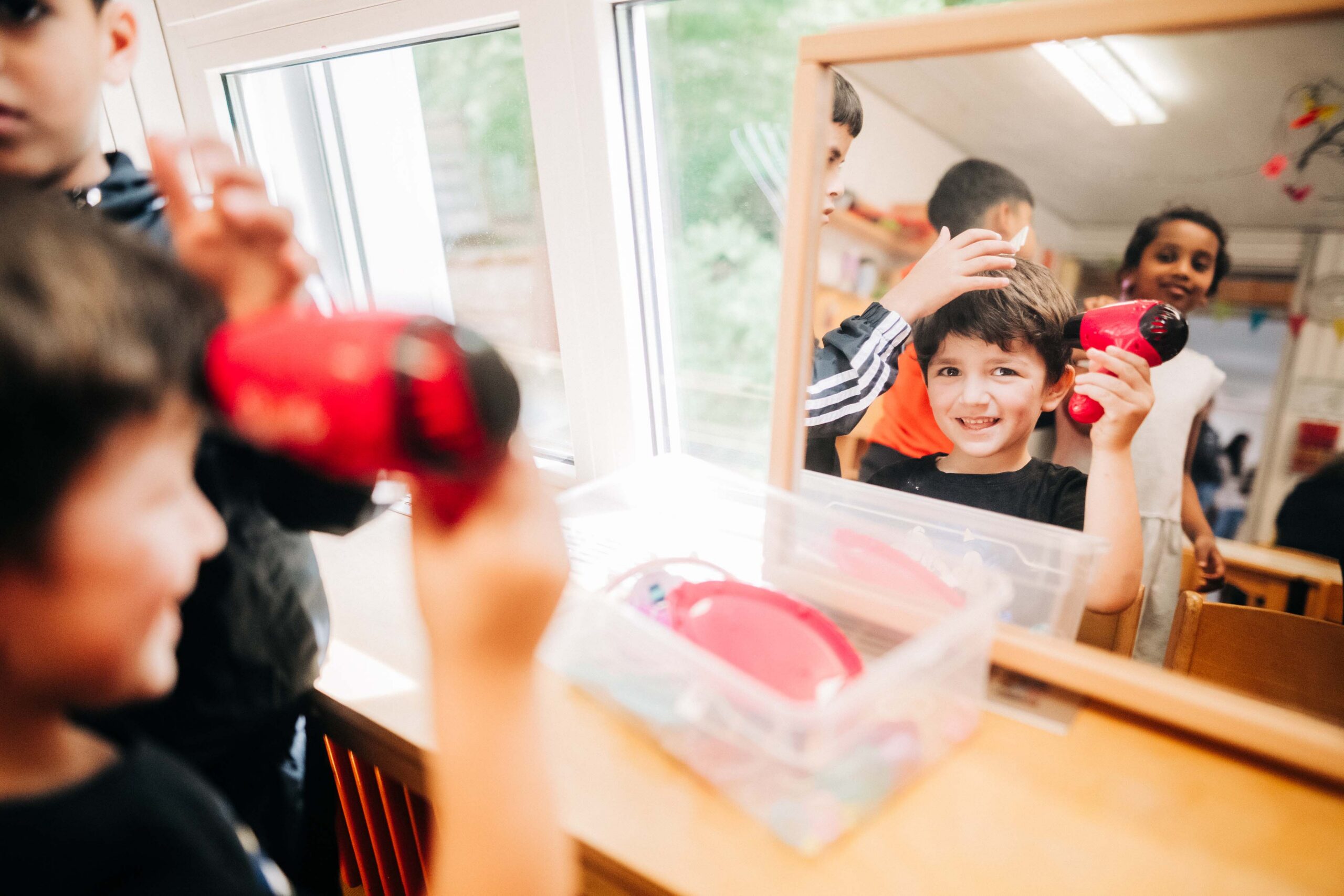 Kinder in der Kita Buchwaldweg spielen Friseur