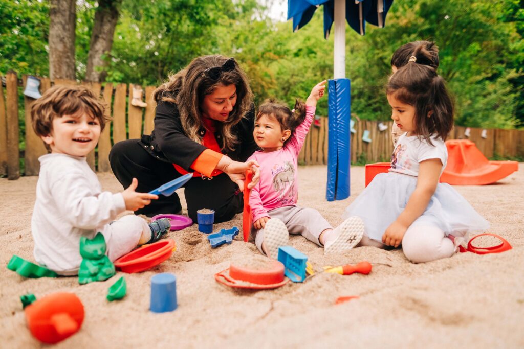 Kinder in der Kita Buchwaldweg im Sandkasten