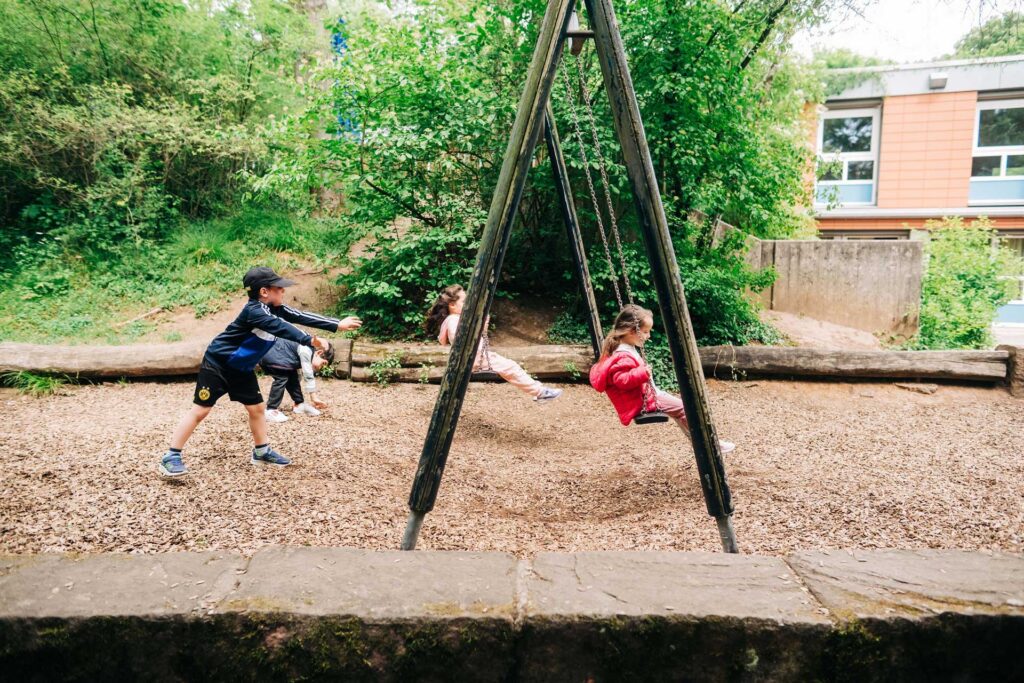 Kinder schaukeln in der Kita Buchwaldweg