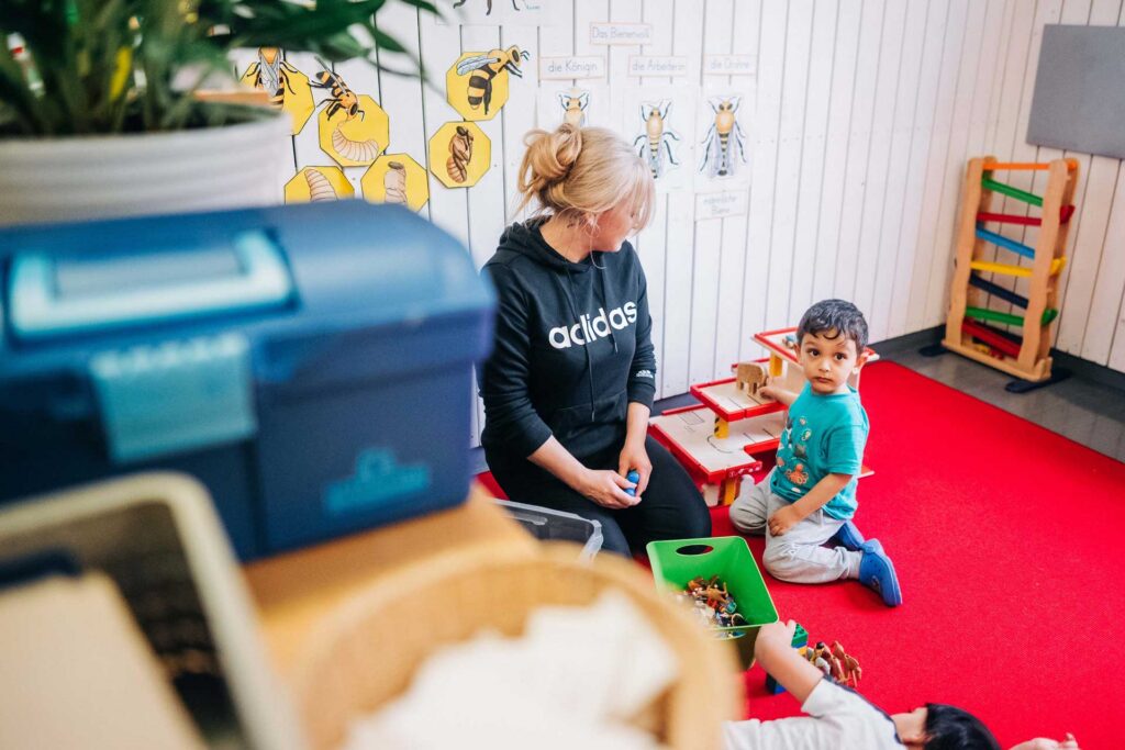 Erzieherin in der Spielecke