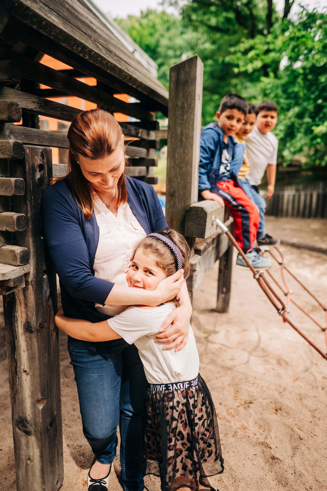 Erzieherin Katharina Nigbur mit Kind