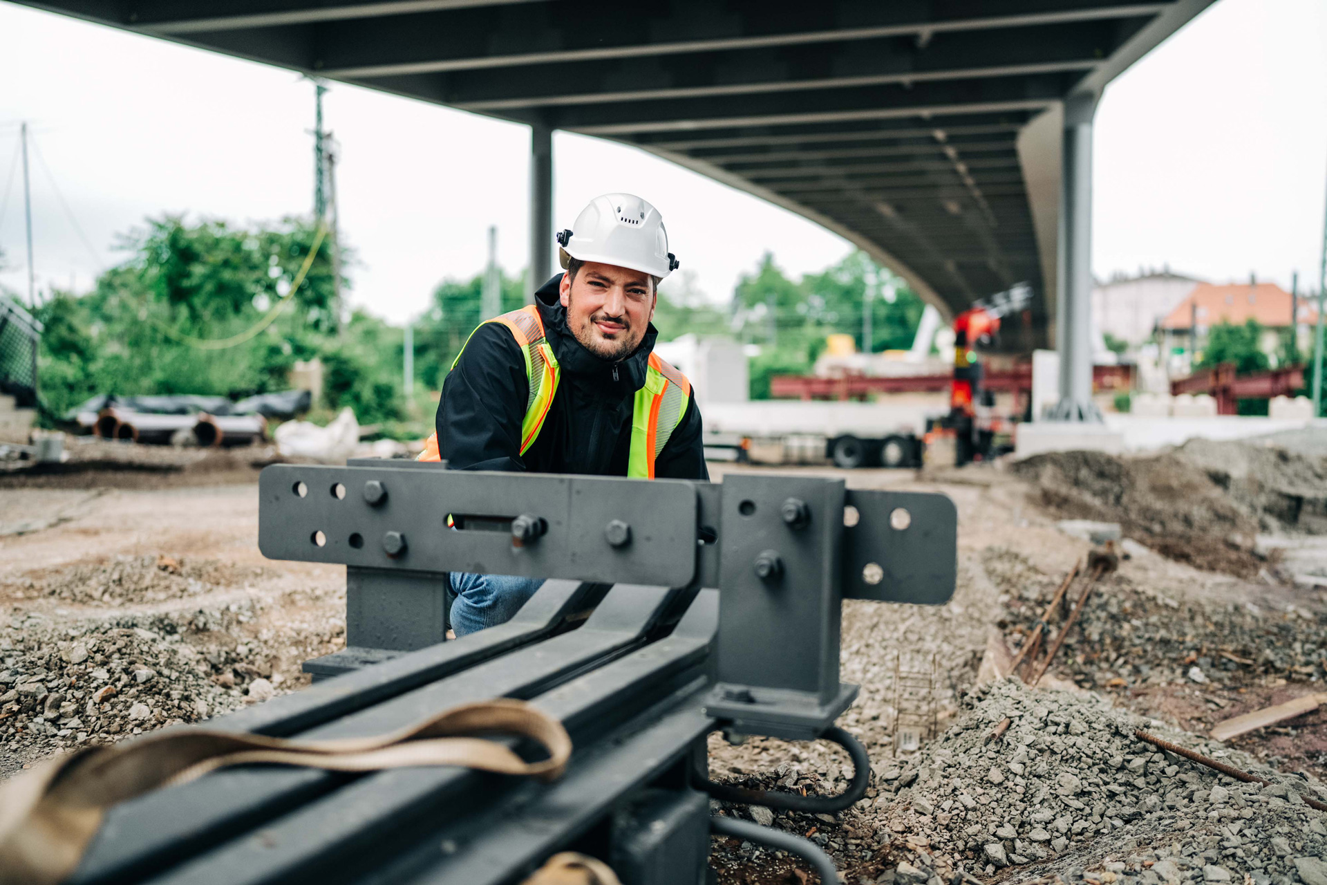 Stefan Sikiric kniet neben einem Brückenteil