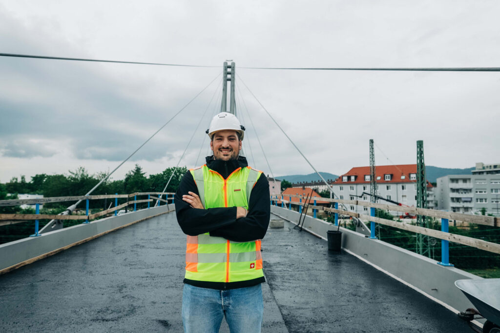 Stefan Sikiric, Bauingenieur beim Tiefbauamt steht auf einer Baustelle