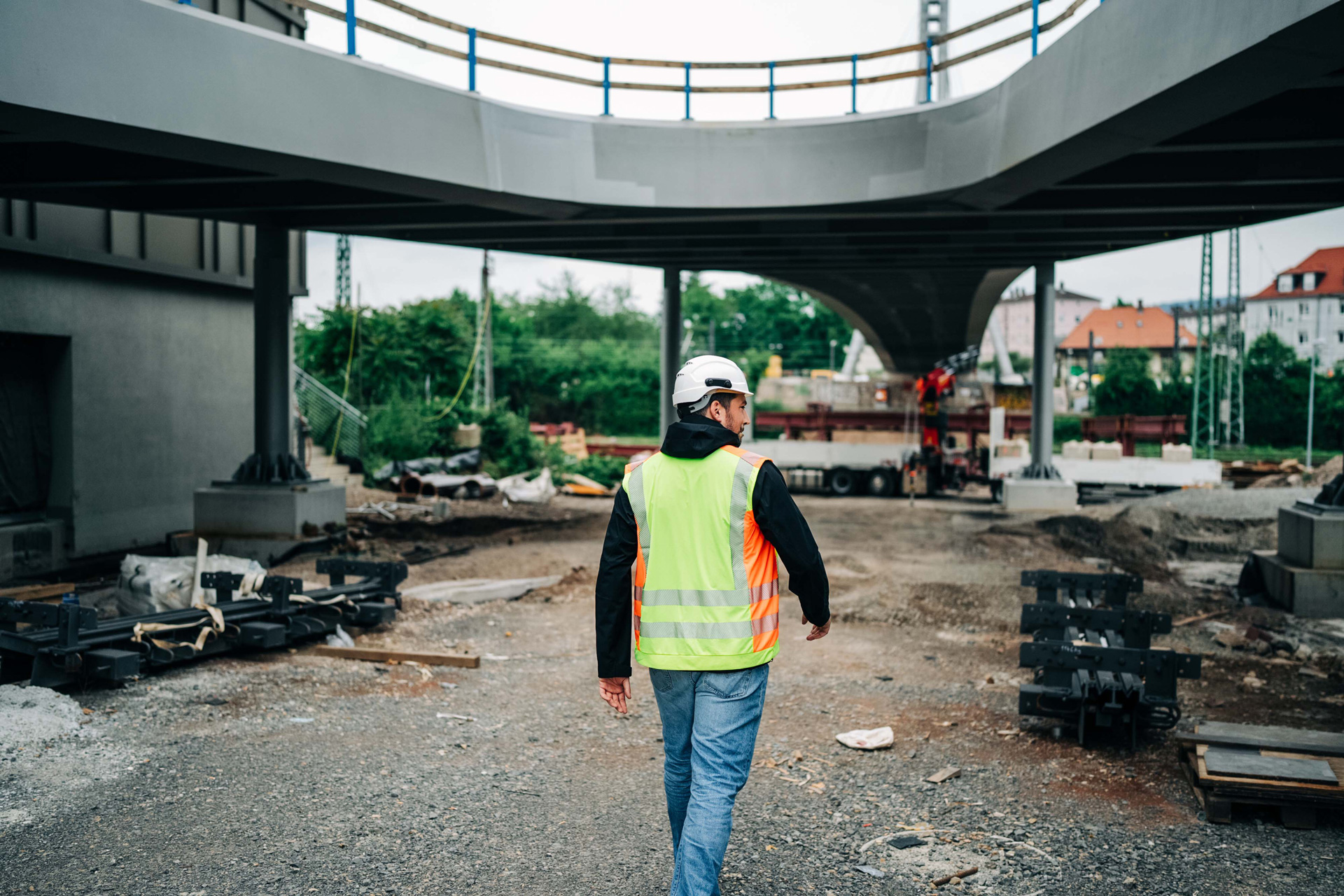 Stefan Sikiric läuft über die Baustelle