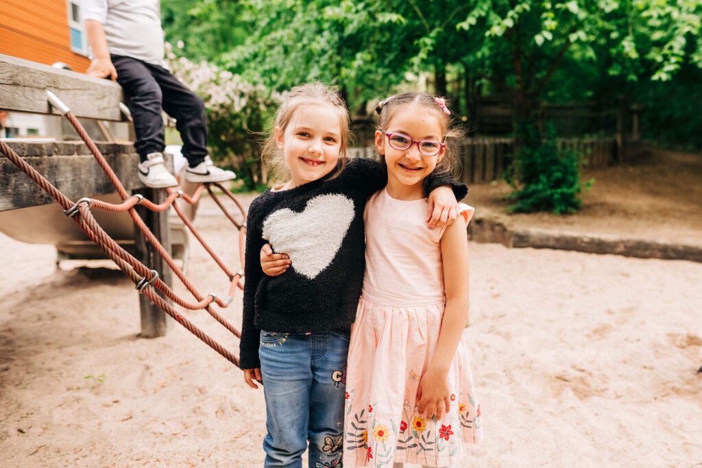 Zwei Kinder aus der Kita-Buchwaldweg im Sandkasten