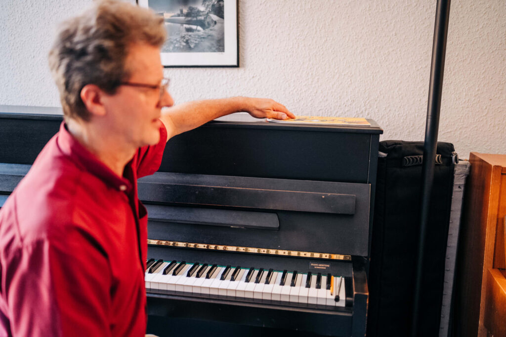 Georg Schmidt-Thomée klopft Takt auf dem Klavier