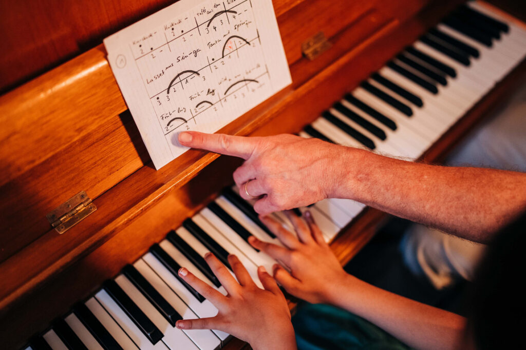 Gemeinsames Notenlesen mit der Schülerin