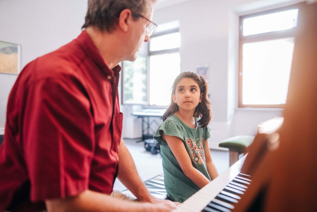 Georg Schmidt-Thomée mit seiner Klavierschülerin