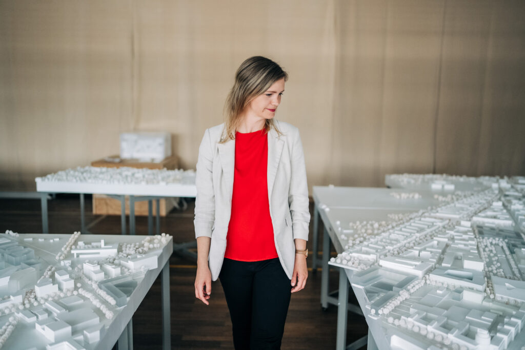 Stadtplanerin betrachtet das Modell der Stadt Heidelberg
