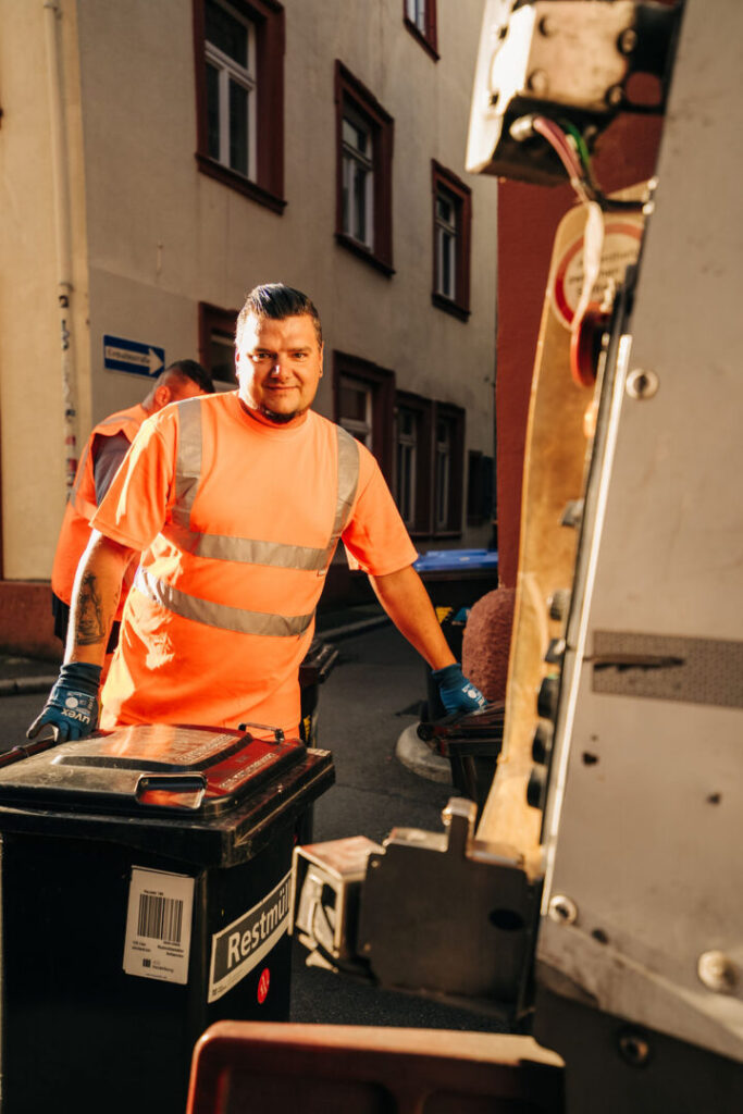 Swen Kautzner beim Leeren der Mülleimer