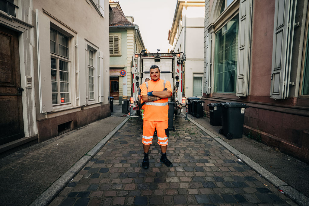 Swen Kautzner steht vor einem Müllauto
