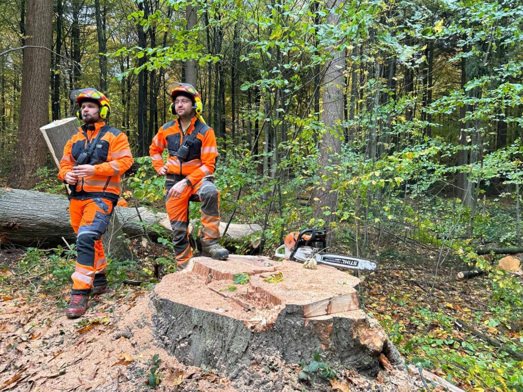 Marvin Kronauer und ein Kollege stehen am Waldrand