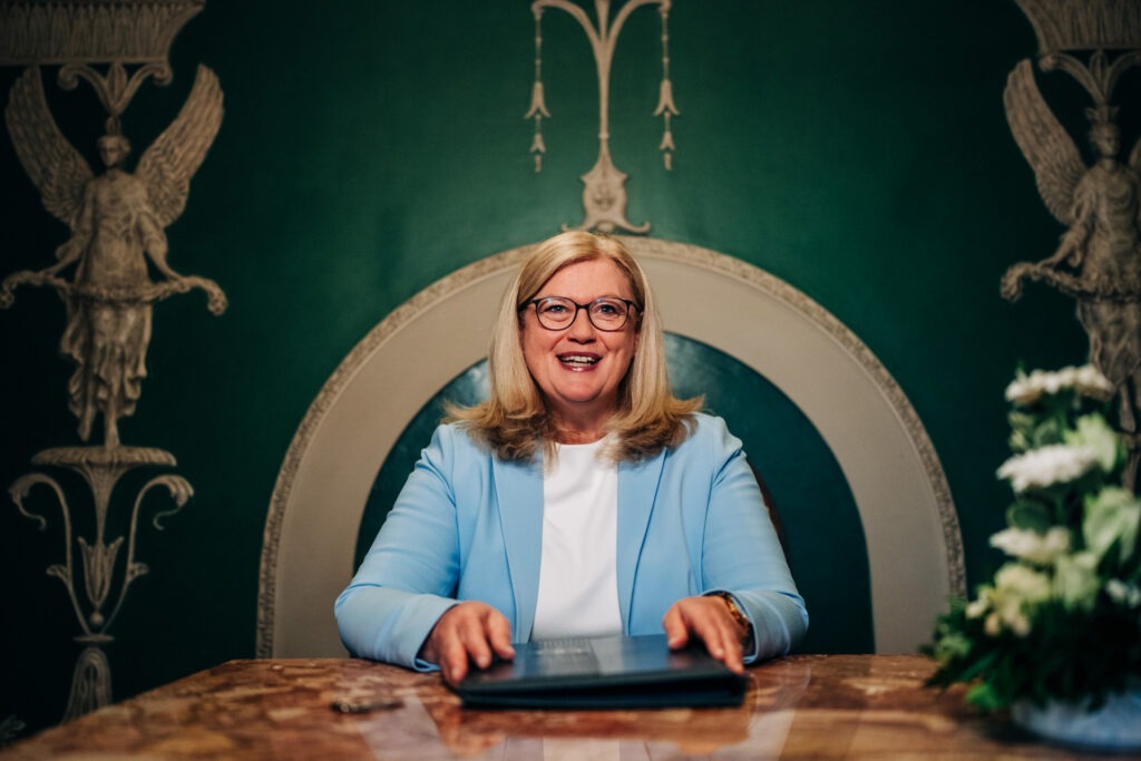 Frau Nick im Trauzimmer