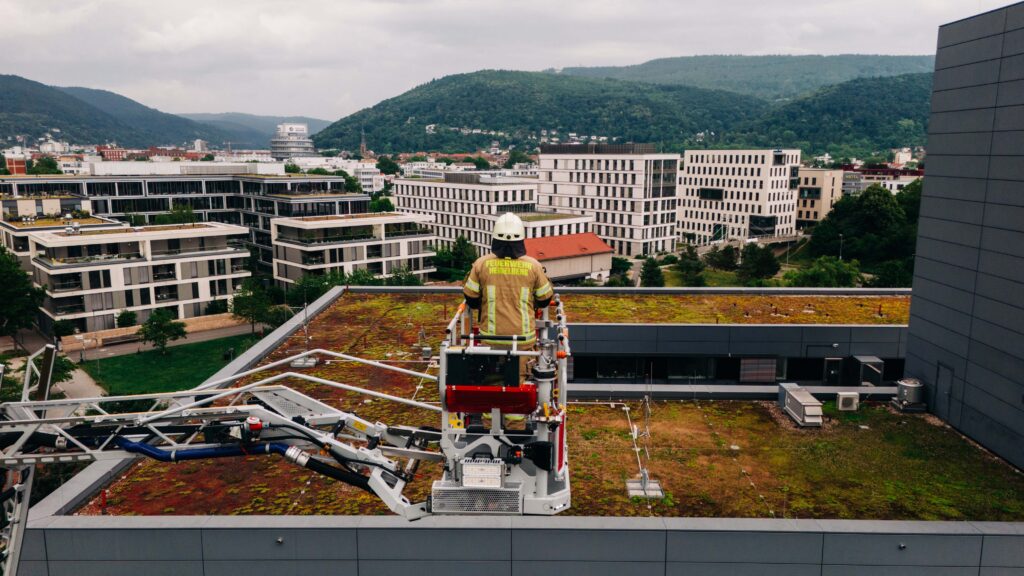 Feuerwehrmann auf Drehleiter