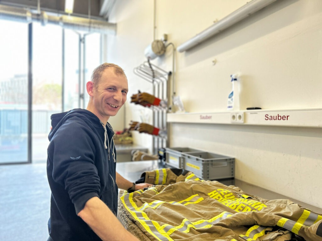 Feuerwehrmann Wind in der Wäscherei