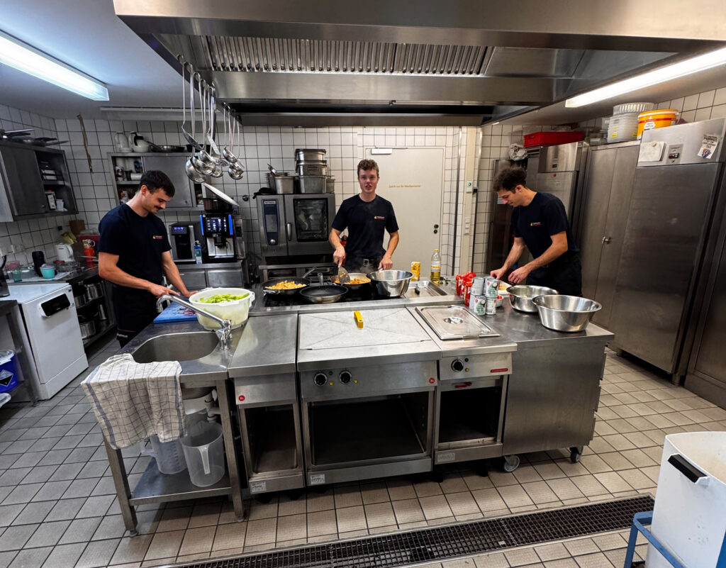 Drei Auszubildende der Feuerwehr Heidelberg kochen für die Wachabteilung.