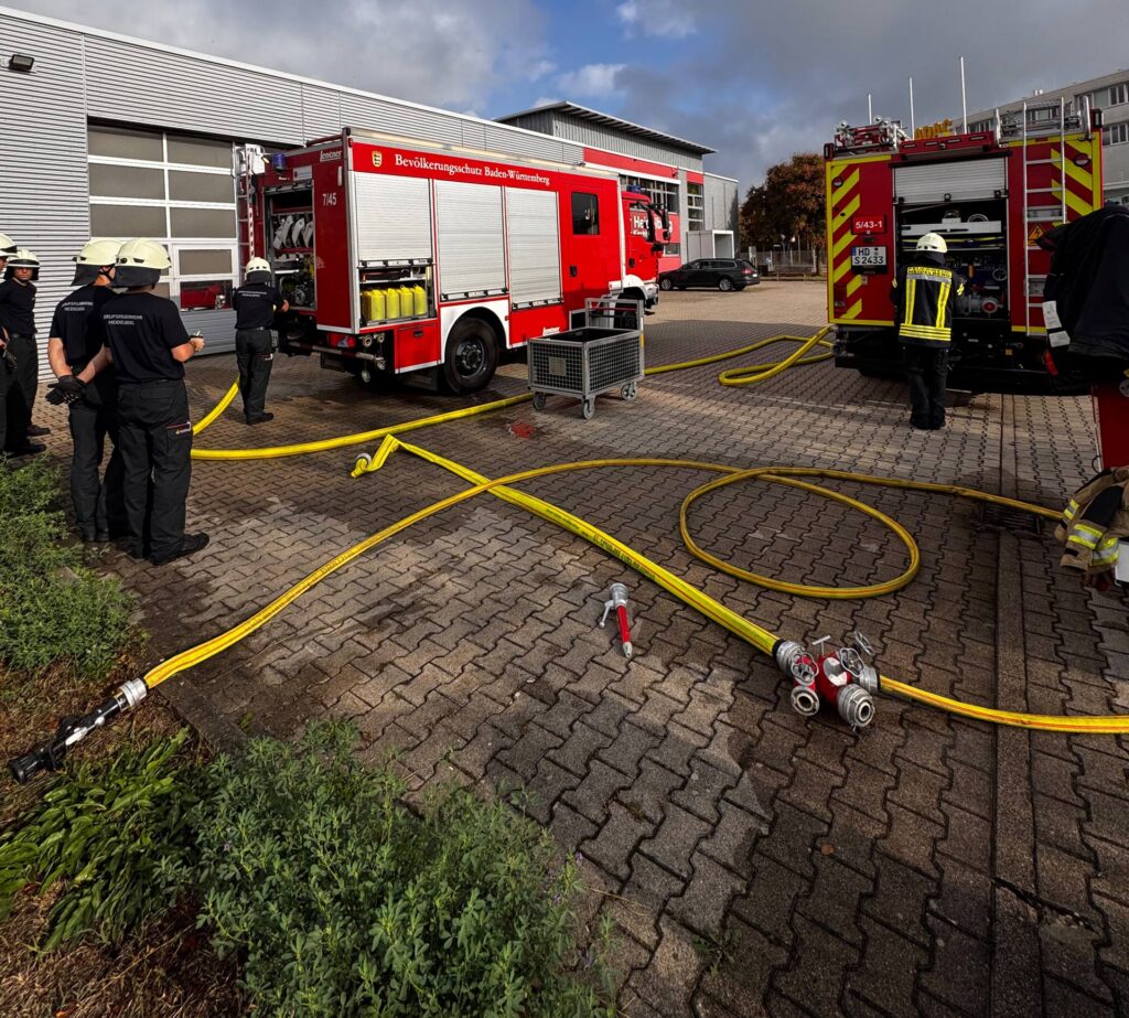 Schlauchübung in der Ausbildung bei der Feuerwehr Heidelberg.