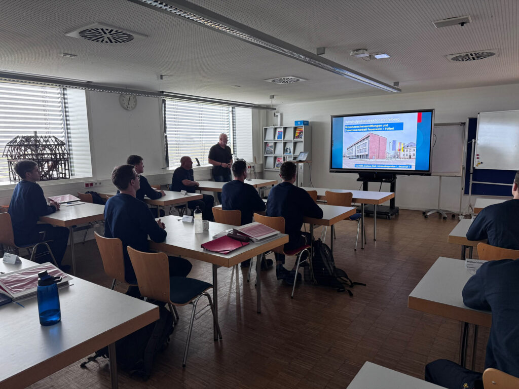 Die Auszubildenden der Feuerwehr Heidelberg nehmen am Theorie Unterricht teil.