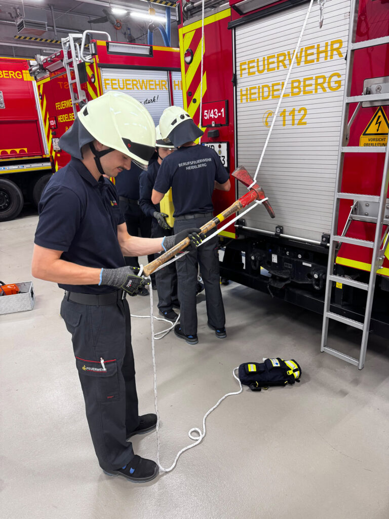 Auszubildende der Feuerwehr Heidelberg lernen ihre Ausrüstung kennen.